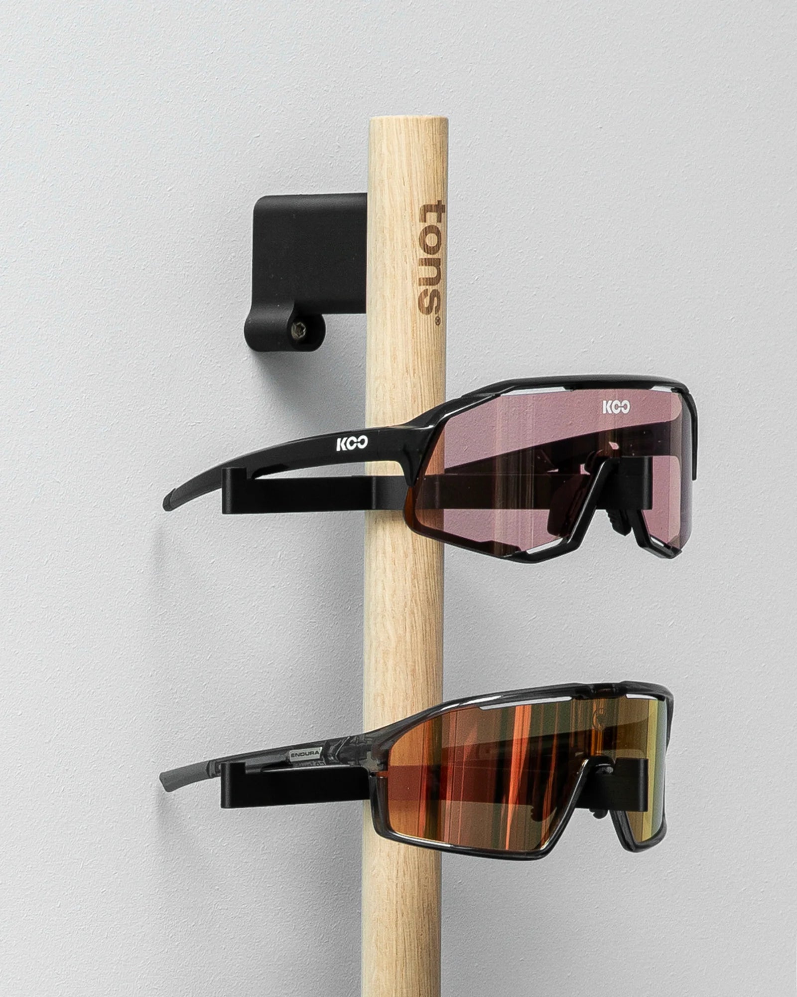 Tons Studio Rack C . Schuhe + 2x Brille + Helm