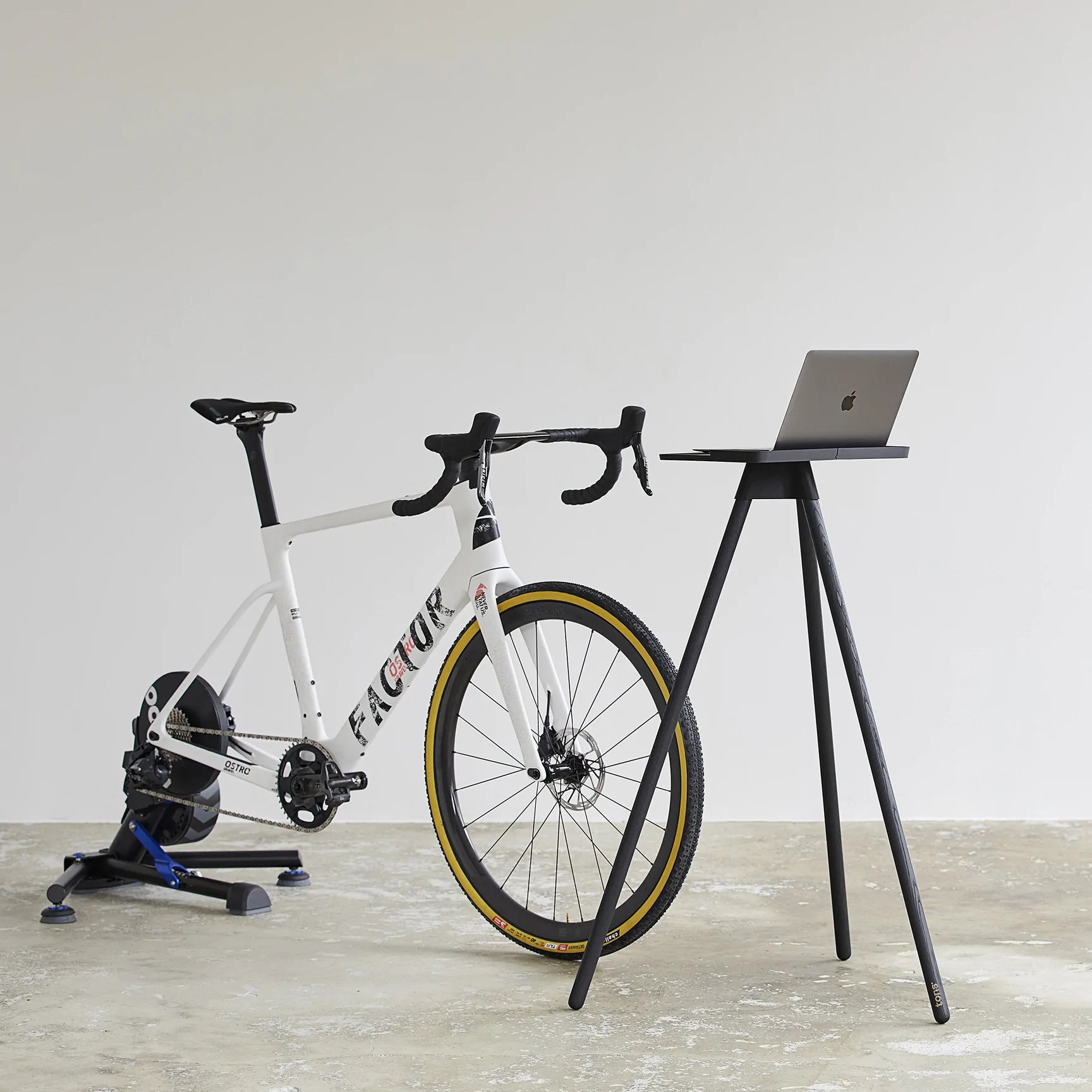 Tons Studio Laptop Race Table Wildeiche