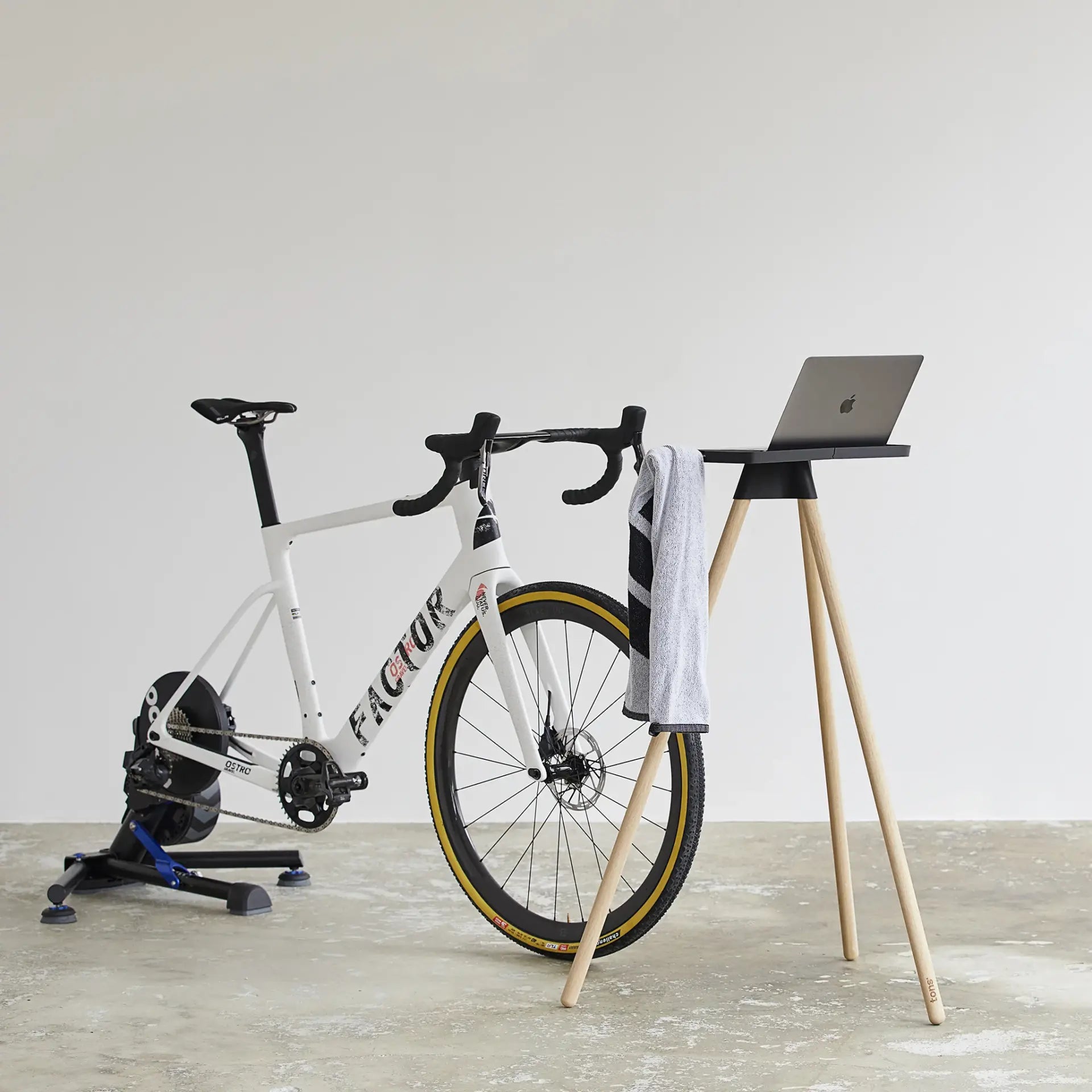 Tons Studio Laptop Race Table Wildeiche