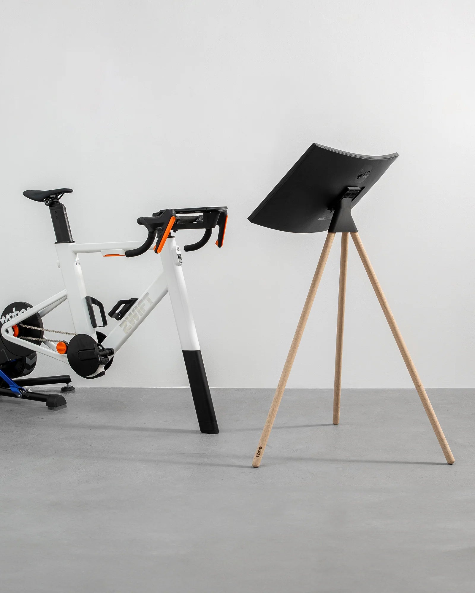 Tons Widescreen Stand + Tablett